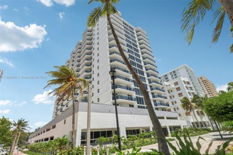 Condo in Miami Beach, Florida, 1 bedroom  № 2038920 - photo 3