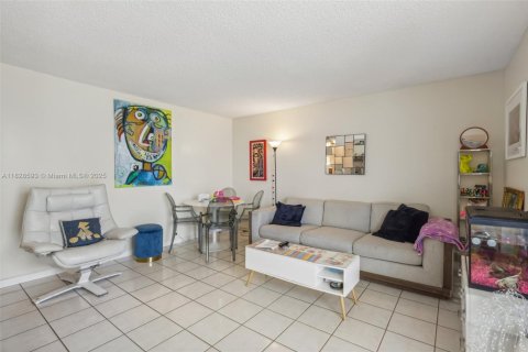 Condo in Miami Beach, Florida, 1 bedroom  № 2038920 - photo 6