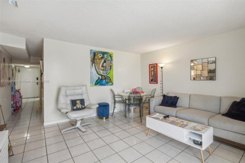 Condo in Miami Beach, Florida, 1 bedroom  № 2038920 - photo 20