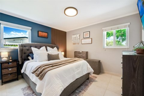 Villa ou maison à vendre à Miami, Floride: 4 chambres, 177.72 m2 № 2063046 - photo 12