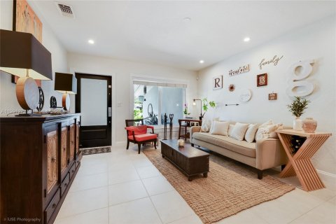 Villa ou maison à vendre à Miami, Floride: 4 chambres, 177.72 m2 № 2063046 - photo 3