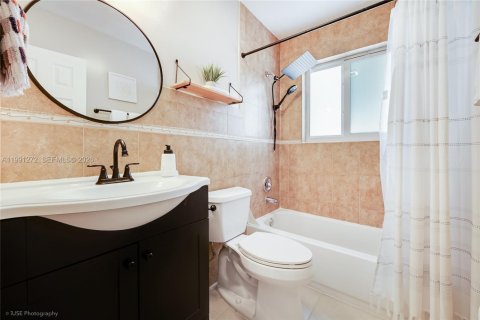 Villa ou maison à vendre à Miami, Floride: 4 chambres, 177.72 m2 № 2063046 - photo 16