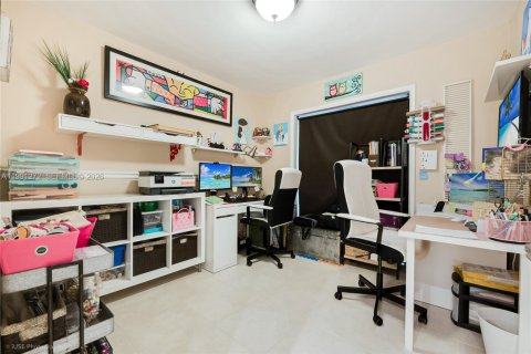 Villa ou maison à vendre à Miami, Floride: 4 chambres, 177.72 m2 № 2063046 - photo 14