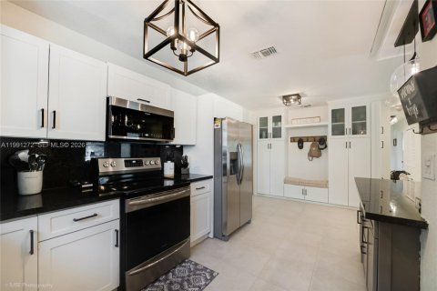 Villa ou maison à vendre à Miami, Floride: 4 chambres, 177.72 m2 № 2063046 - photo 4