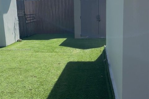 Снять в аренду коммерческую недвижимость в Майами, Флорида 1 спальня, 37.16м2, № 1946761 - фото 12