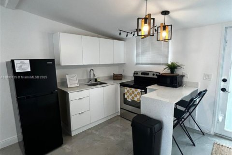 Immobilier commercial à louer à Miami, Floride: 1 chambre, 125.7 m2 № 1946761 - photo 4