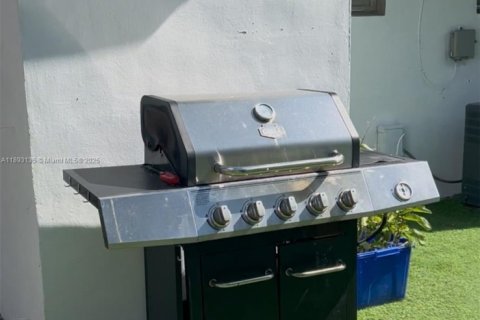 Снять в аренду коммерческую недвижимость в Майами, Флорида 1 спальня, 37.16м2, № 1946761 - фото 11