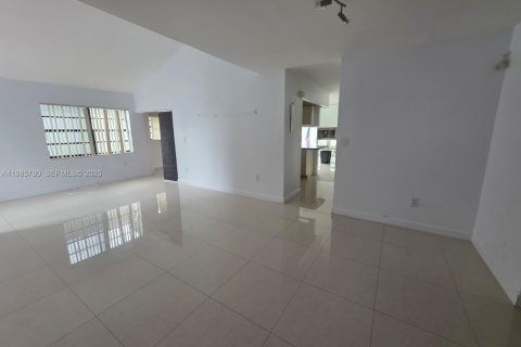 Купить виллу или дом в Майами, Флорида 3 спальни, 131.92м2, № 2153849 - фото 30