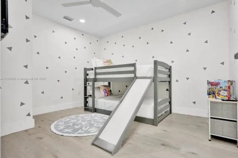 House in Hollywood, Florida 7 bedrooms, 355.35 sq.m. № 1862501 - photo 30