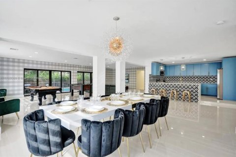 House in Hollywood, Florida 7 bedrooms, 355.35 sq.m. № 1862501 - photo 1