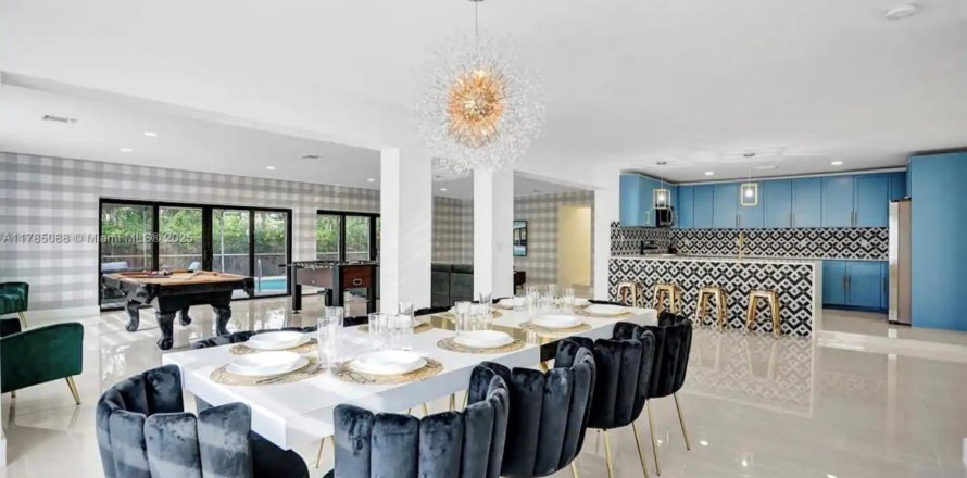 House in Hollywood, Florida 7 bedrooms, 355.35 sq.m. № 1862501