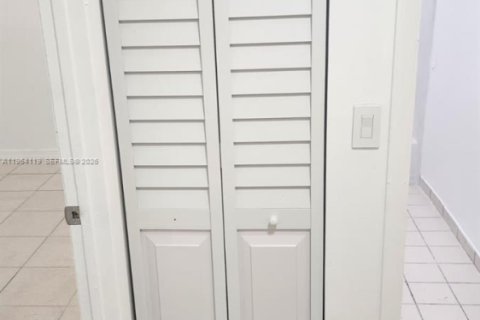 Снять в аренду таунхаус в Корал-Спрингс, Флорида 2 спальни, 92.9м2, № 2029064 - фото 9