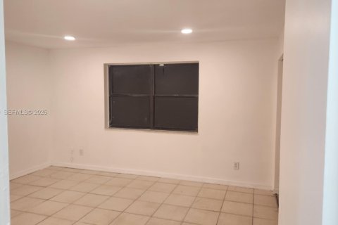 Снять в аренду таунхаус в Корал-Спрингс, Флорида 2 спальни, 92.9м2, № 2029064 - фото 6