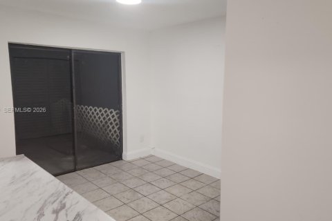 Снять в аренду таунхаус в Корал-Спрингс, Флорида 2 спальни, 92.9м2, № 2029064 - фото 3