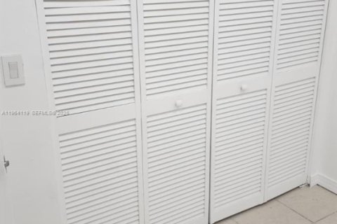 Снять в аренду таунхаус в Корал-Спрингс, Флорида 2 спальни, 92.9м2, № 2029064 - фото 7