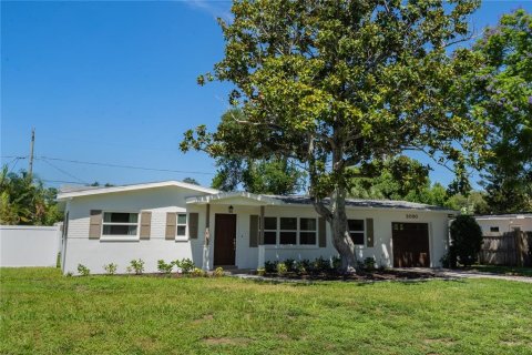 House in Saint Petersburg, Florida 3 bedrooms, 102.19 sq.m. № 2290741