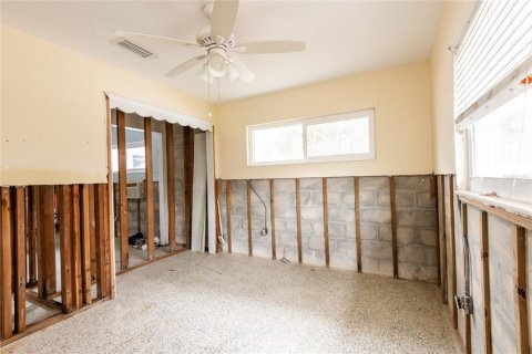 House in Gulfport, Florida 3 bedrooms, 114.46 sq.m. № 1533660 - photo 27