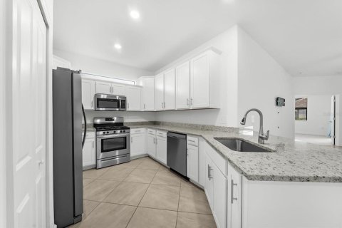 House in LORRAINE LAKES in Bradenton, Florida 2 bedrooms, 144.65 sq.m. № 2391568 - photo 8