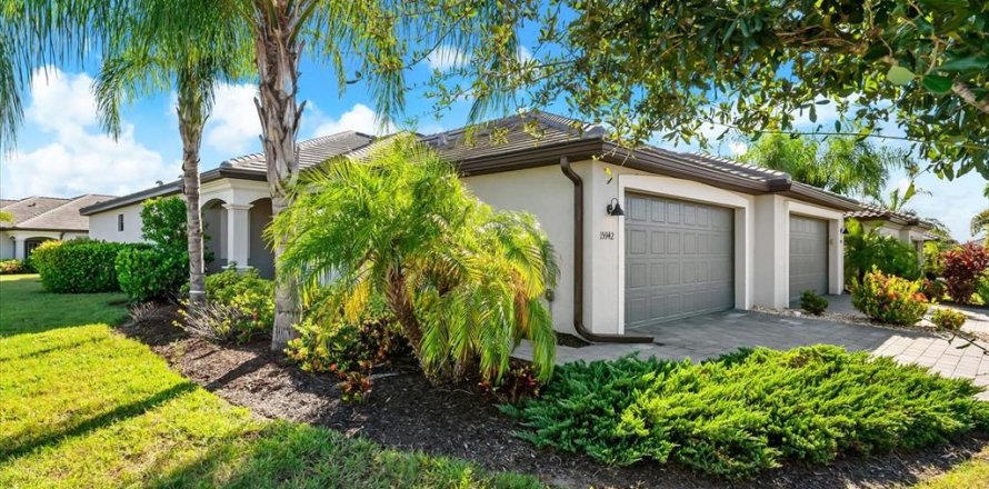 House in LORRAINE LAKES in Bradenton, Florida 2 bedrooms, 144.65 sq.m. № 2391568