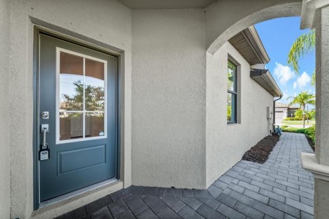 House in LORRAINE LAKES in Bradenton, Florida 2 bedrooms, 144.65 sq.m. № 2391568 - photo 4