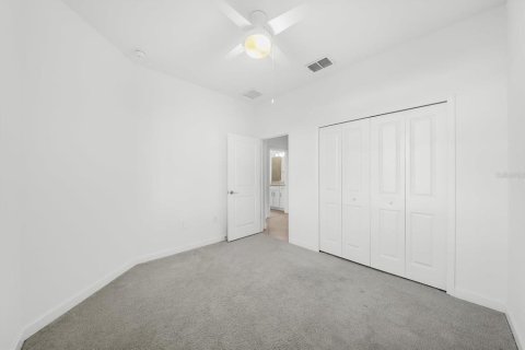 House in LORRAINE LAKES in Bradenton, Florida 2 bedrooms, 144.65 sq.m. № 2391568 - photo 17