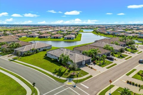 House in LORRAINE LAKES in Bradenton, Florida 2 bedrooms, 144.65 sq.m. № 2391568 - photo 2