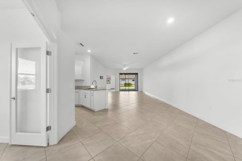 House in LORRAINE LAKES in Bradenton, Florida 2 bedrooms, 144.65 sq.m. № 2391568 - photo 7