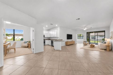 House in LORRAINE LAKES in Bradenton, Florida 2 bedrooms, 144.65 sq.m. № 2391568 - photo 9