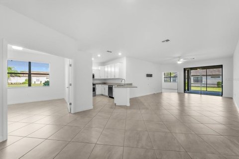 House in LORRAINE LAKES in Bradenton, Florida 2 bedrooms, 144.65 sq.m. № 2391568 - photo 10