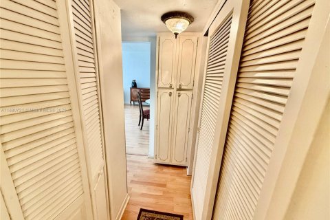 Condo in Bay Harbor Islands, Florida, 1 bedroom  № 1978973 - photo 17