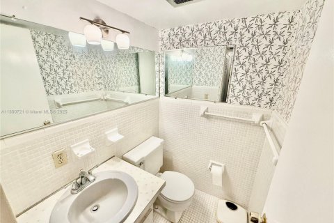 Condo in Bay Harbor Islands, Florida, 1 bedroom  № 1978973 - photo 18