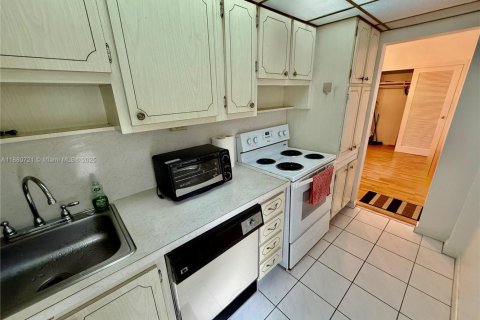 Condo in Bay Harbor Islands, Florida, 1 bedroom  № 1978973 - photo 15