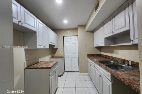 Condo in Lauderhill, Florida, 2 bedrooms  № 1489225 - photo 1