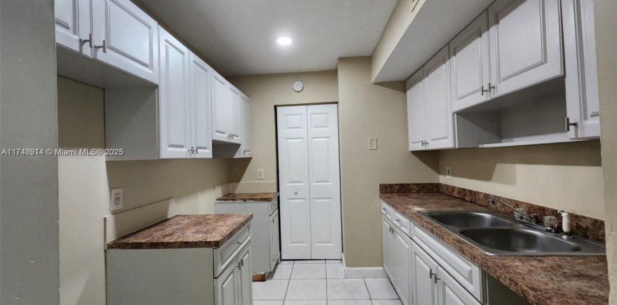 Condo in Lauderhill, Florida, 2 bedrooms № 1489225