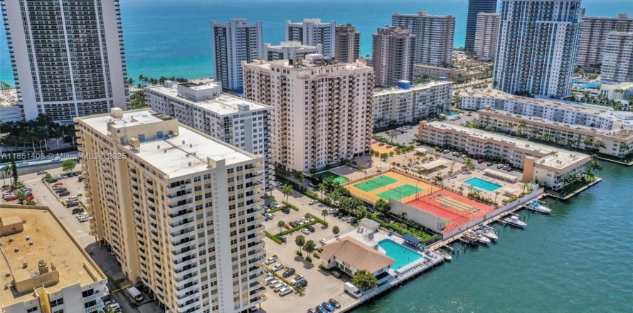 Condominio en Hallandale Beach, Florida, 2 dormitorios № 1857422