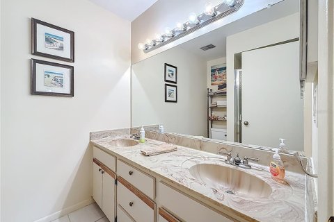 Condo in Palm Harbor, Florida, 2 bedrooms № 2198916 - photo 16