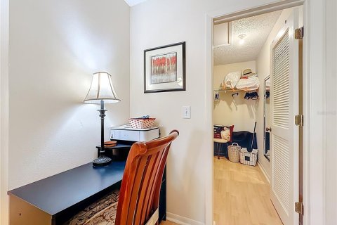 Condo in Palm Harbor, Florida, 2 bedrooms № 2198916 - photo 18