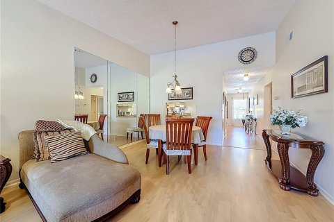 Condo in Palm Harbor, Florida, 2 bedrooms № 2198916 - photo 9