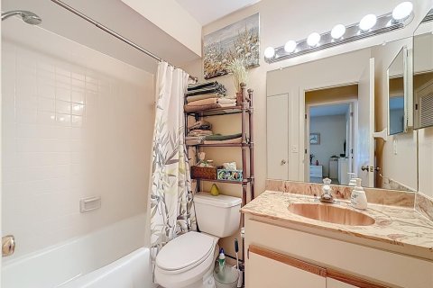 Condo in Palm Harbor, Florida, 2 bedrooms № 2198916 - photo 13