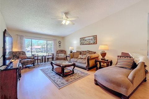 Condo in Palm Harbor, Florida, 2 bedrooms № 2198916 - photo 8