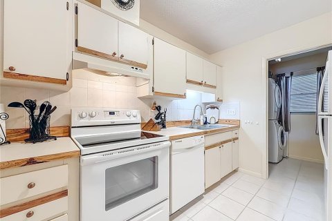 Condo in Palm Harbor, Florida, 2 bedrooms № 2198916 - photo 6