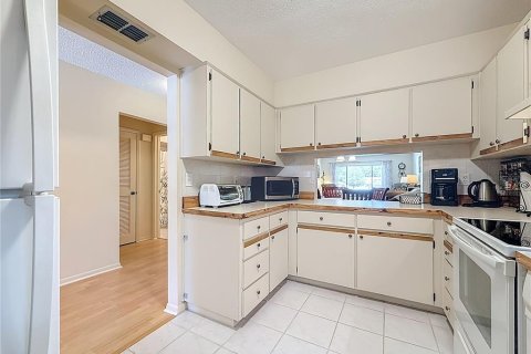 Condo in Palm Harbor, Florida, 2 bedrooms № 2198916 - photo 7