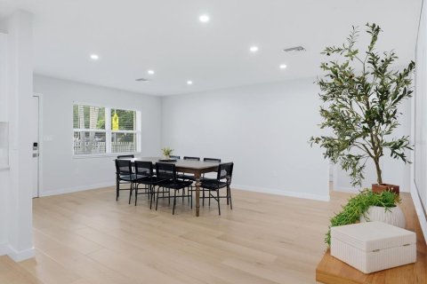 Casa en venta en Sarasota, Florida, 3 dormitorios, 155.7 m2 № 2203914 - foto 2