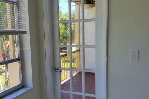 Condo in Hallandale Beach, Florida, 1 bedroom  № 1701160 - photo 16