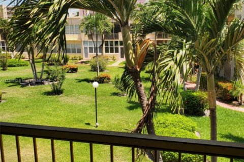Condo in Hallandale Beach, Florida, 1 bedroom  № 1701160 - photo 17
