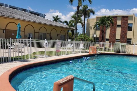 Condo in Hallandale Beach, Florida, 1 bedroom  № 1701160 - photo 19