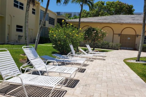 Condo in Hallandale Beach, Florida, 1 bedroom  № 1701160 - photo 18