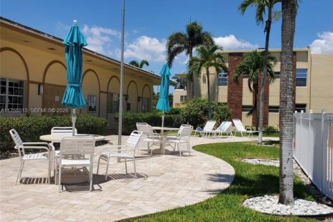 Condo in Hallandale Beach, Florida, 1 bedroom  № 1701160 - photo 27