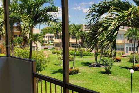 Condo in Hallandale Beach, Florida, 1 bedroom  № 1701160 - photo 2