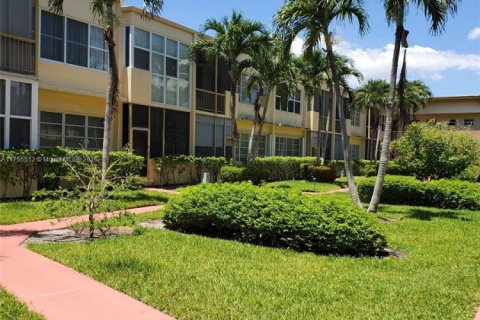 Condo in Hallandale Beach, Florida, 1 bedroom  № 1701160 - photo 1